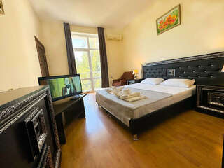 Гостевой дом Элит Хаус Сочи Двухместный номер с 1 кроватью или 2 отдельными кроватями и балконом-1